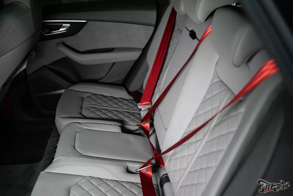 Audi Q8. Установка красных ремней безопасности взамен штатных.